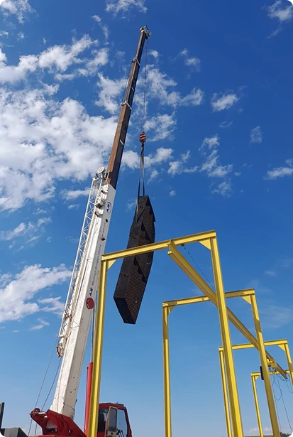 Içamento de estrutura metálica com guindaste em obra de infraestrutura