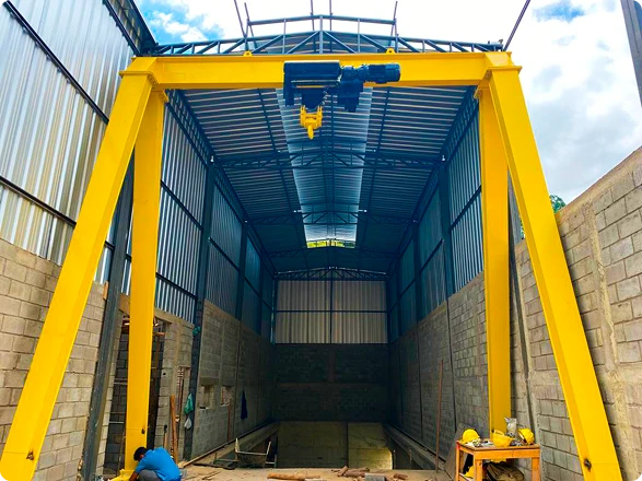Comporta metálica instalada no interior de uma estrutura de concreto