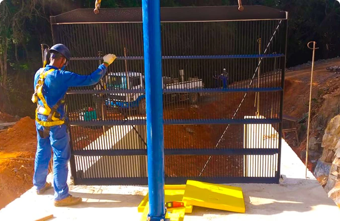 Profissional da Keltra acompanhando o içamento de uma estrutura em campo
